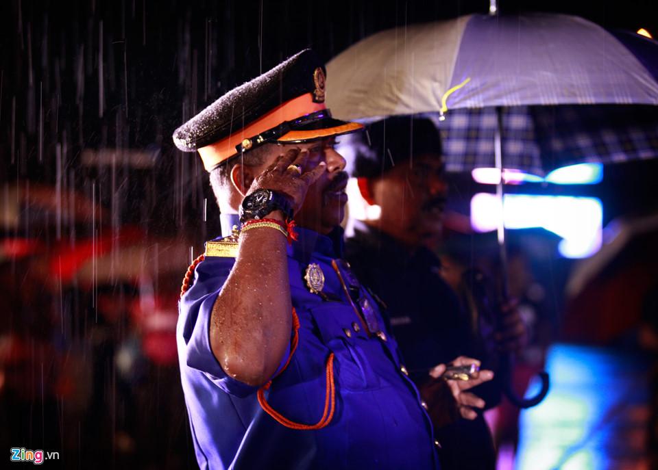 Người Malaysia dầm mưa đón lễ hội ánh sáng lớn nhất năm-8