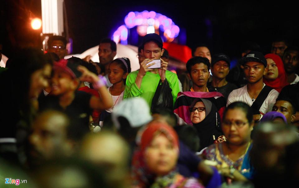Người Malaysia dầm mưa đón lễ hội ánh sáng lớn nhất năm-9