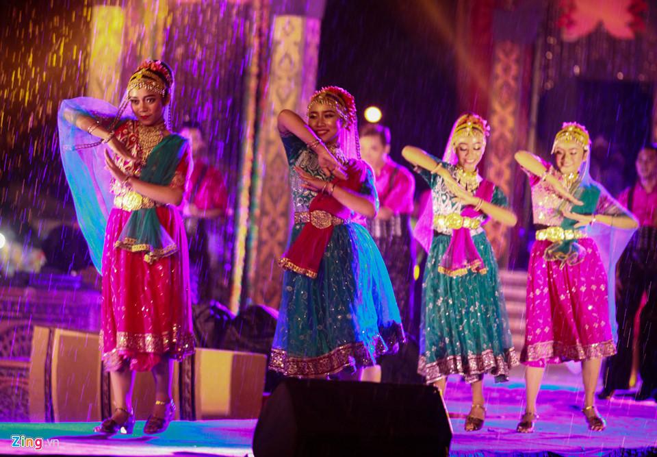 Người Malaysia dầm mưa đón lễ hội ánh sáng lớn nhất năm-10