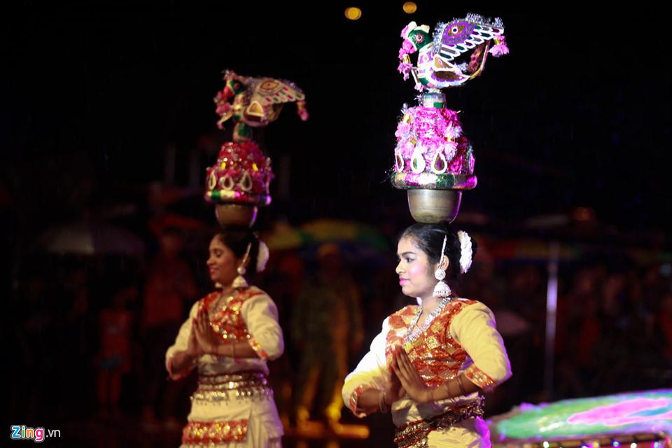 Người Malaysia dầm mưa đón lễ hội ánh sáng lớn nhất năm-11