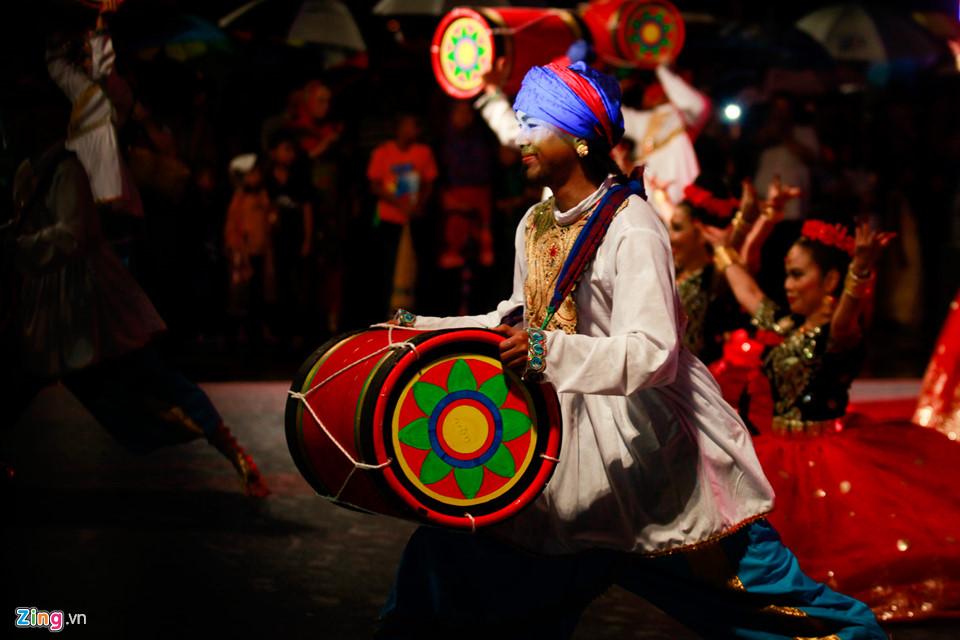 Người Malaysia dầm mưa đón lễ hội ánh sáng lớn nhất năm-12