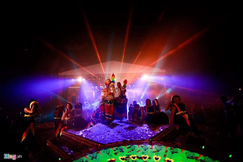 Người Malaysia dầm mưa đón lễ hội ánh sáng lớn nhất năm-13