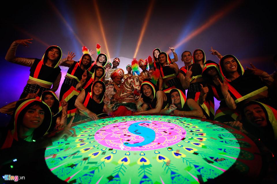 Người Malaysia dầm mưa đón lễ hội ánh sáng lớn nhất năm-14