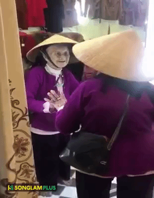 Rưng rưng nước mắt chứng kiến cụ bà 103 tuổi buôn dưa lê với chính mình trước gương-1