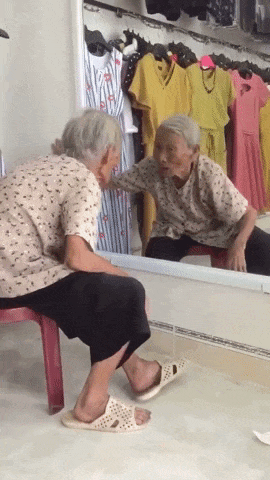 Rưng rưng nước mắt chứng kiến cụ bà 103 tuổi buôn dưa lê với chính mình trước gương-2