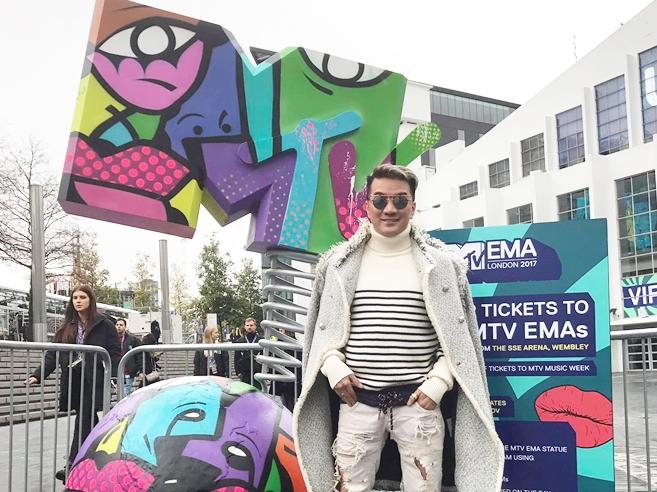 Fans tặng huy chương, cúp vàng cho Đàm Vĩnh Hưng dù không đạt giải tại MTV EMA-10