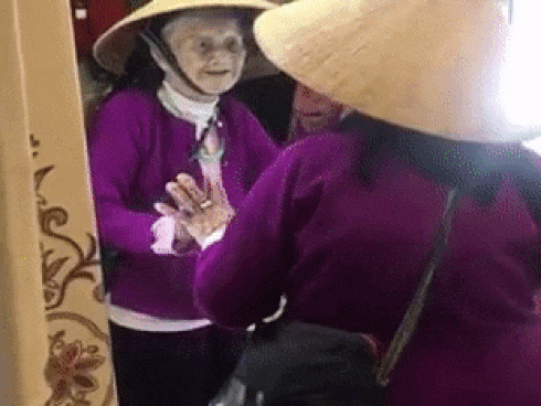 Rưng rưng nước mắt chứng kiến cụ bà 103 tuổi 'buôn dưa lê' với chính mình trước gương