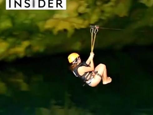 Trượt zipline vào hang động dưới nước ở Mexico