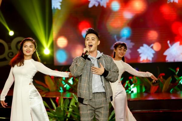 Thiện Nhân ra dáng thiếu nữ, hát tặng Cẩm Ly trong đêm nhạc về thầy cô-7