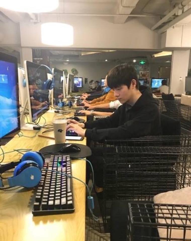 Góc nghiêng thần thánh của soái ca phòng game: chụp lén thôi cũng đẹp!-1