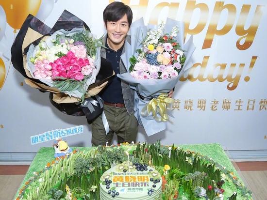 Tiết lộ đang giảm cân, Huỳnh Hiểu Minh giật mình khi nhận được bánh sinh nhật cực 'độc'