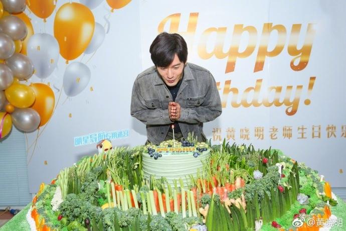 Tiết lộ đang giảm cân, Huỳnh Hiểu Minh giật mình khi nhận được bánh sinh nhật cực độc-2