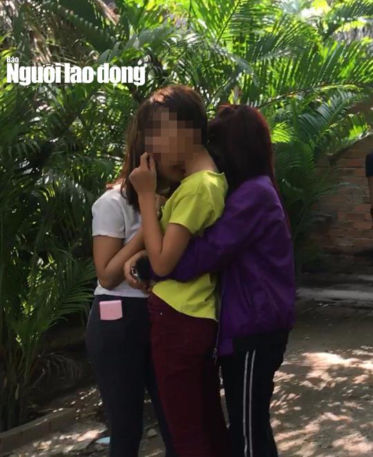 3 bé gái ôm nhau khóc sau khi bị sàm sỡ-3