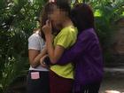 3 bé gái ôm nhau khóc sau khi bị sàm sỡ