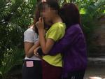 3 bé gái ôm nhau khóc sau khi bị sàm sỡ