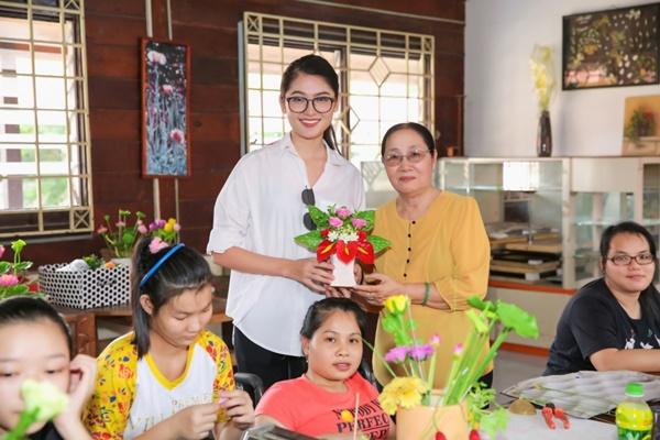 Hé lộ quà tặng đấu giá đầy tính nhân văn của Á hậu Thùy Dung tại Hoa hậu Quốc Tế 2017-3