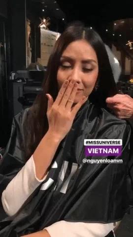 Đi Mỹ thi Miss Universe mà Nguyễn Thị Loan lại mặc áo dài với jeans rách và váy thì sến không tưởng-1