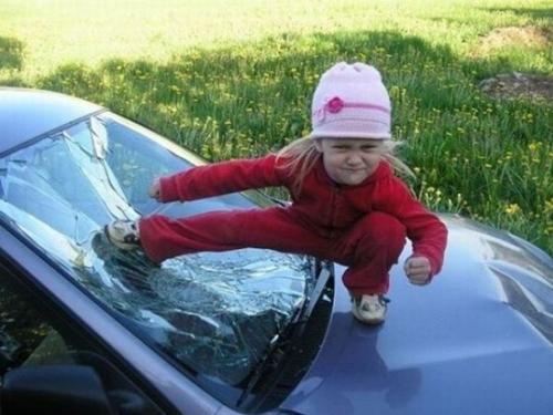 Phản ứng hài hước của em bé khi nghe bố hắt hơi-1