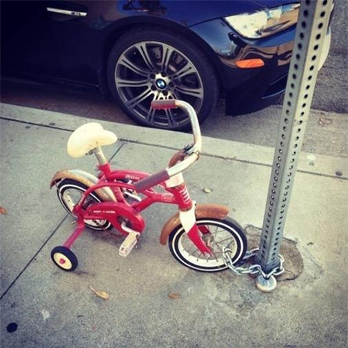 Xe dù nhỏ cũng phải khóa như... xe to nhé.