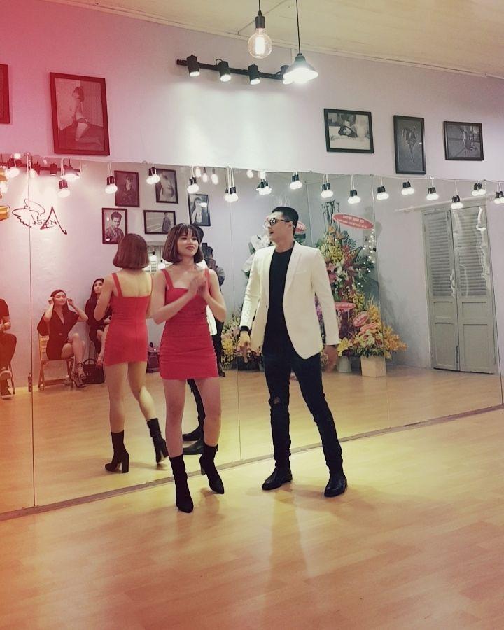 Tin sao Việt 14/11: Linh Chi khóa môi bạn gái đồng giới-5