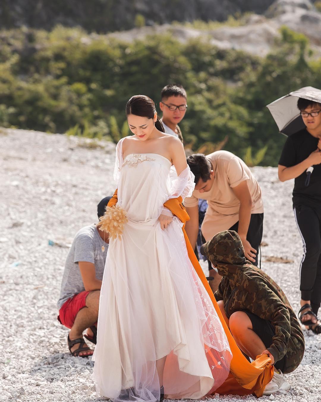 Tin sao Việt 14/11: Linh Chi khóa môi bạn gái đồng giới-8