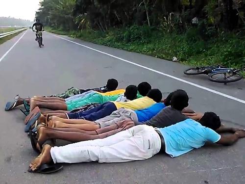 Hả hê khi thấy kẻ vụng về thích thể hiện gặp nạn-1