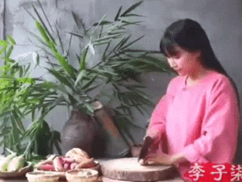 Dàn nam sinh má phấn môi son múa Bánh trôi nước chào mừng ngày Nhà giáo Việt Nam-4