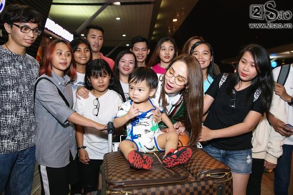 Bay chuyến đêm muộn, Minh Hằng bất ngờ khi có cả fan tí hon ra tiễn-6