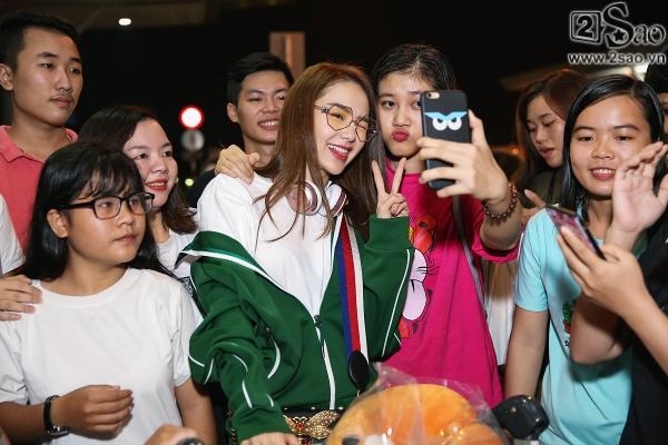 Bay chuyến đêm muộn, Minh Hằng bất ngờ khi có cả fan tí hon ra tiễn-7