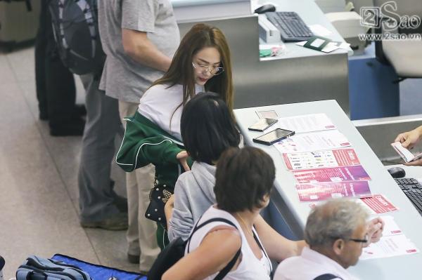 Bay chuyến đêm muộn, Minh Hằng bất ngờ khi có cả fan tí hon ra tiễn-11