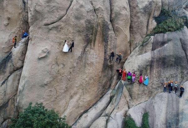Cặp đôi Trung Quốc chụp ảnh cưới trên vách núi cheo leo cùng ‘thầy trò Đường Tăng’-1