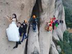 Cặp đôi Trung Quốc chụp ảnh cưới trên vách núi cheo leo cùng ‘thầy trò Đường Tăng’