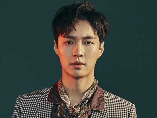 Lay tiếp tục vắng mặt trong concert nhóm, phải chăng ngày rời EXO đã gần?