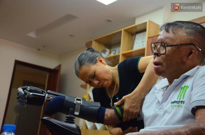 Chiến sĩ duy nhất sống sót sau vụ rơi trực thăng Hòa Lạc nghẹn ngào với đôi tay giả: Tôi vui sướng, hạnh phúc đến quên cả ăn uống-10