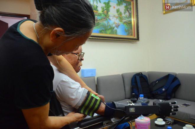 Chiến sĩ duy nhất sống sót sau vụ rơi trực thăng Hòa Lạc nghẹn ngào với đôi tay giả: Tôi vui sướng, hạnh phúc đến quên cả ăn uống-11