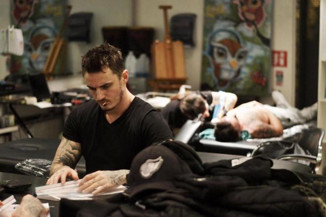 Thợ xăm 9X chuyên làm đẹp miễn phí cho những vết sẹo bị từ chối-1