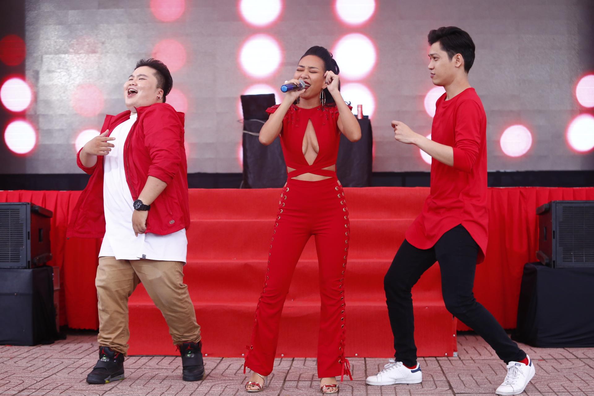 Angela Phương Trinh thừa nhận thích Hữu Vi và hôn anh chàng trước hàng ngàn người-2