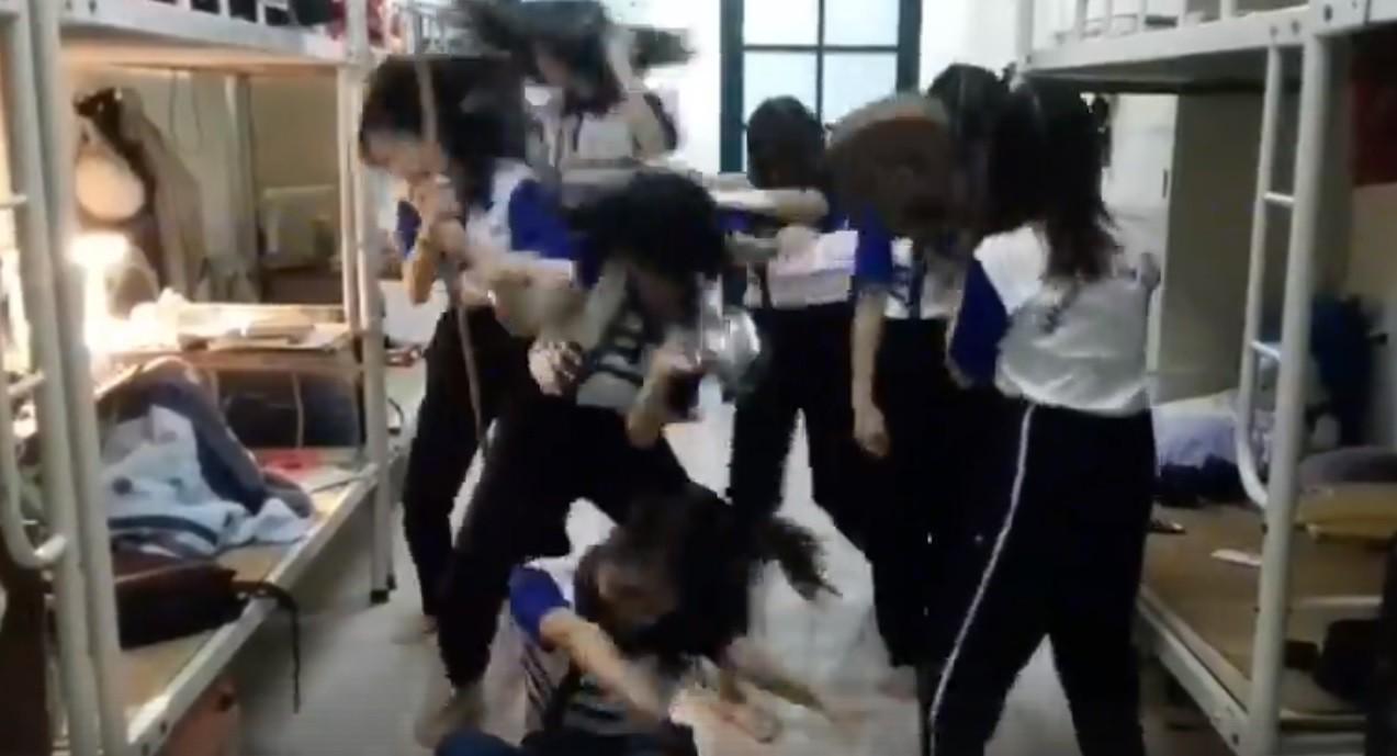 Nữ sinh ĐH Quốc gia Hà Nội quẩy tưng bừng khi qua môn giữa kỳ Thể dục-2