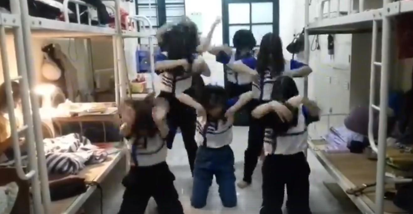 Nữ sinh ĐH Quốc gia Hà Nội quẩy tưng bừng khi qua môn giữa kỳ Thể dục-1