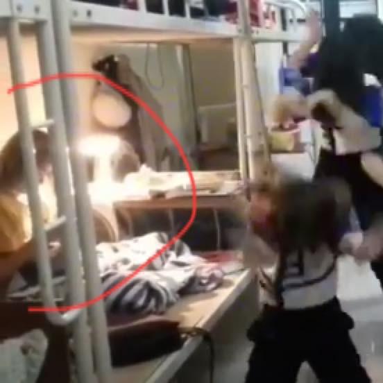 Nữ sinh ĐH Quốc gia Hà Nội quẩy tưng bừng khi qua môn giữa kỳ Thể dục-3