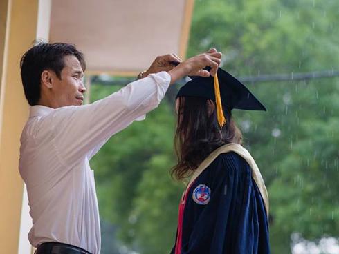 Bộ ảnh kỉ yếu ngày mưa của bố và con gái gây xúc động mạnh