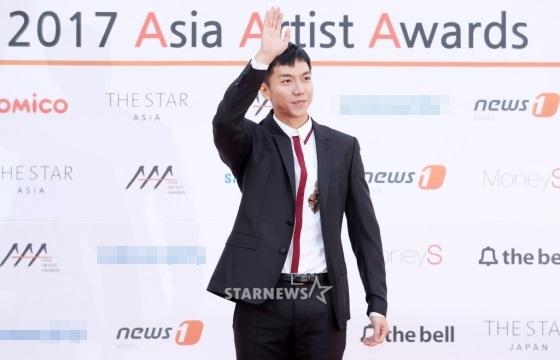 Thảm đỏ Asia Artist Awards: Kim Hee Sun lộng lẫy lấn át dàn mỹ nhân trẻ-2