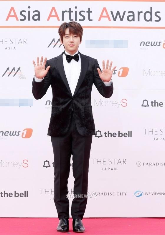 Thảm đỏ Asia Artist Awards: Kim Hee Sun lộng lẫy lấn át dàn mỹ nhân trẻ-6