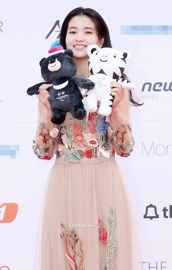 Thảm đỏ Asia Artist Awards: Kim Hee Sun lộng lẫy lấn át dàn mỹ nhân trẻ-7