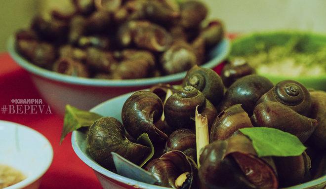 Từ sở thích của con gái, quán ốc Đinh Liệt đã sống suốt 22 năm, mỗi ngày bán 3 tạ-4