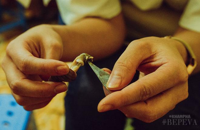 Từ sở thích của con gái, quán ốc Đinh Liệt đã sống suốt 22 năm, mỗi ngày bán 3 tạ-5