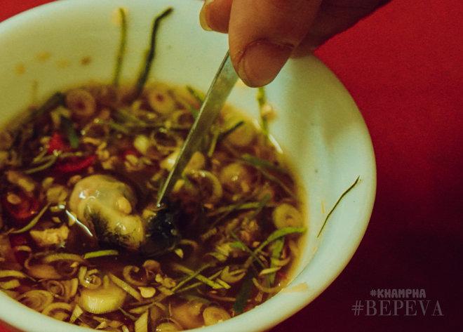 Từ sở thích của con gái, quán ốc Đinh Liệt đã sống suốt 22 năm, mỗi ngày bán 3 tạ-6