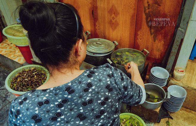 Từ sở thích của con gái, quán ốc Đinh Liệt đã sống suốt 22 năm, mỗi ngày bán 3 tạ-9