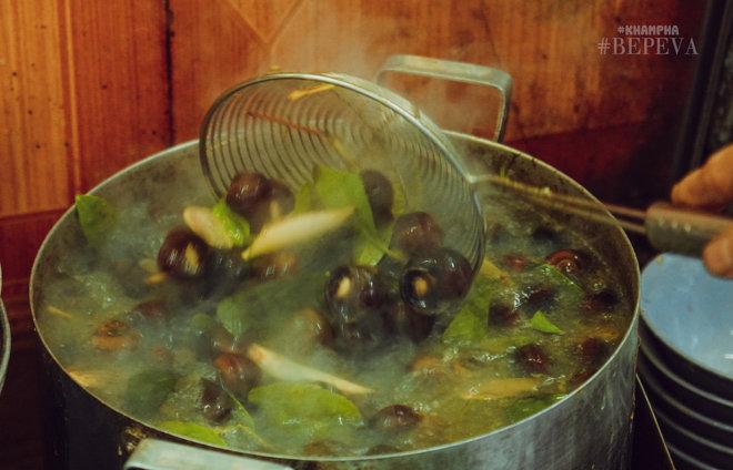 Từ sở thích của con gái, quán ốc Đinh Liệt đã sống suốt 22 năm, mỗi ngày bán 3 tạ-11