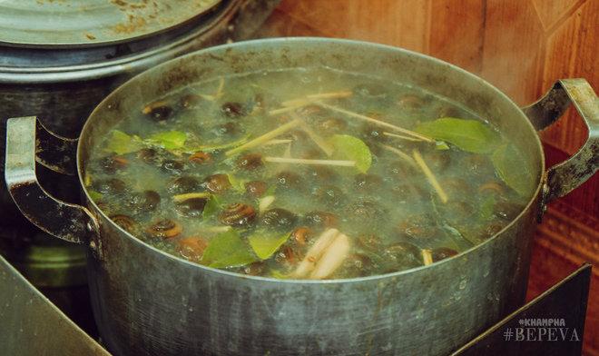 Từ sở thích của con gái, quán ốc Đinh Liệt đã sống suốt 22 năm, mỗi ngày bán 3 tạ-12